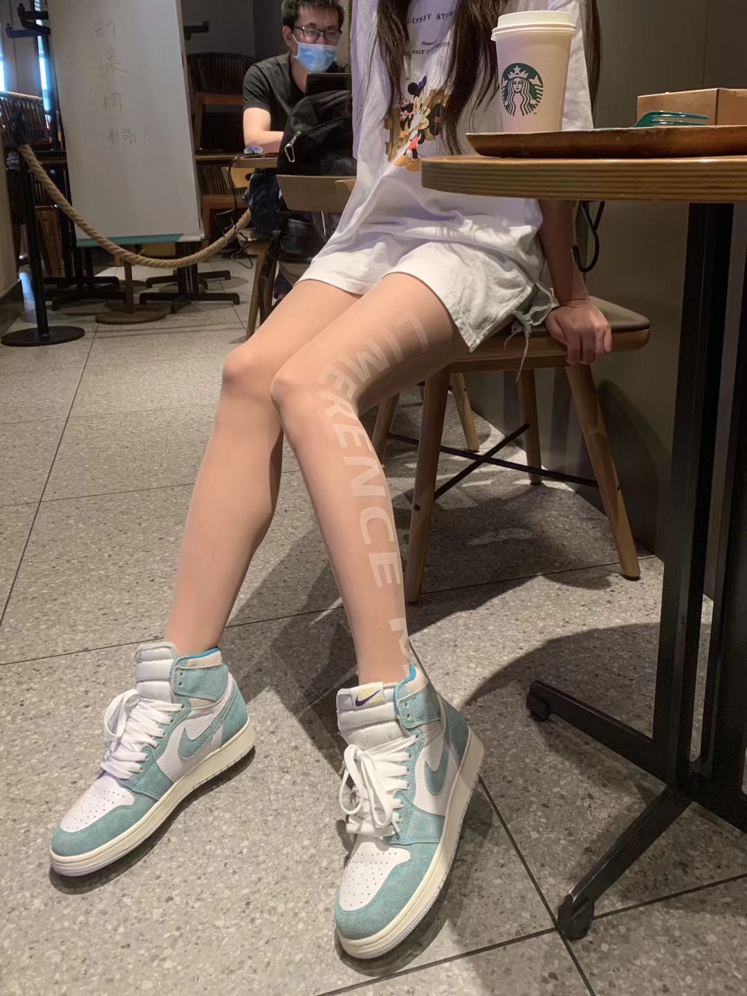 图片[4]-对面的少妇脚不安分-COS世界